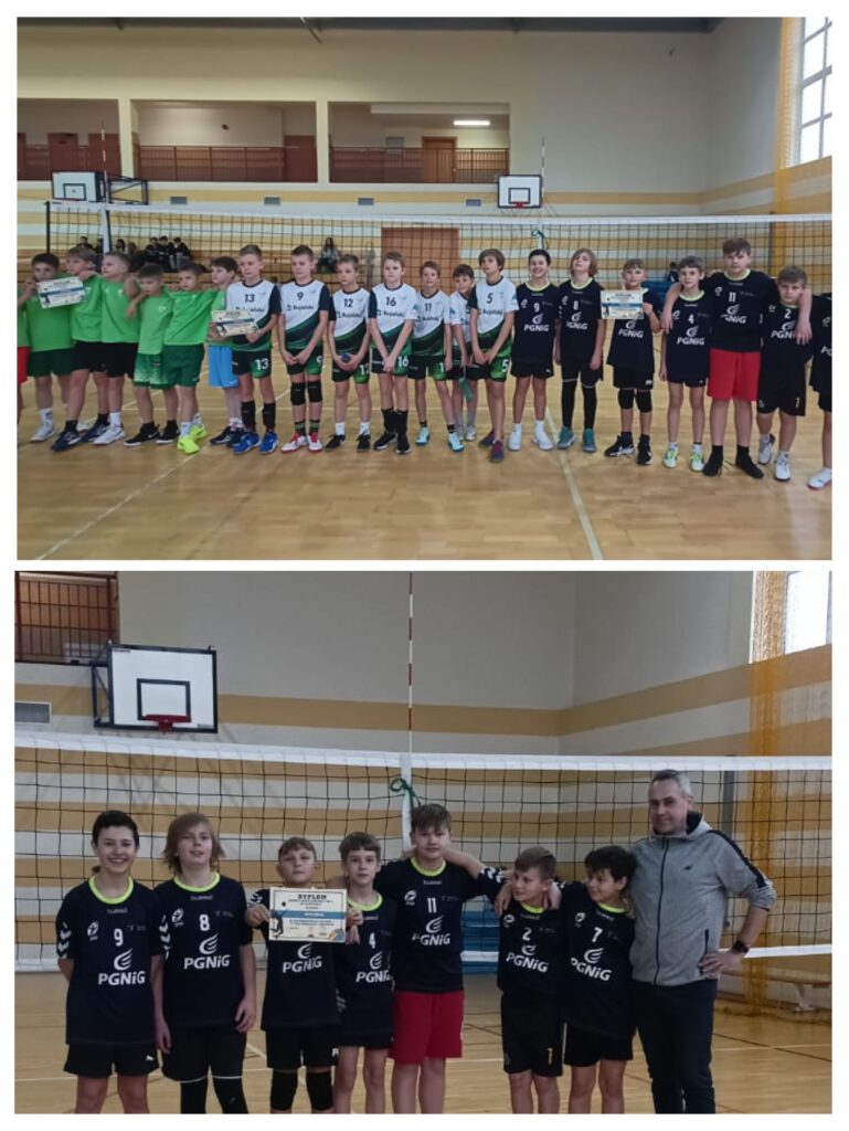 Zdjęcia przedstawiają drużyny chłopięce uczestniczące w zawodach siatkarskich. 1. Górne zdjęcie: Widzimy trzy drużyny ustawione w rzędzie w sali gimnastycznej. Chłopcy ubrani są w różne stroje sportowe: zielone, biało-zielone oraz czarne z logo PGNiG. Dwie drużyny trzymają dyplomy, co sugeruje zakończenie turnieju i wręczenie nagród. W tle widać siatkę oraz kosze do koszykówki. 2. Dolne zdjęcie: Drużyna w czarnych strojach z logo PGNiG pozująca do zdjęcia z trenerem. Jeden z chłopców trzyma dyplom, a reszta uśmiecha się lub obejmuje kolegów. W tle widoczna jest siatka oraz część hali sportowej. Atmosfera wskazuje na zakończenie zawodów.