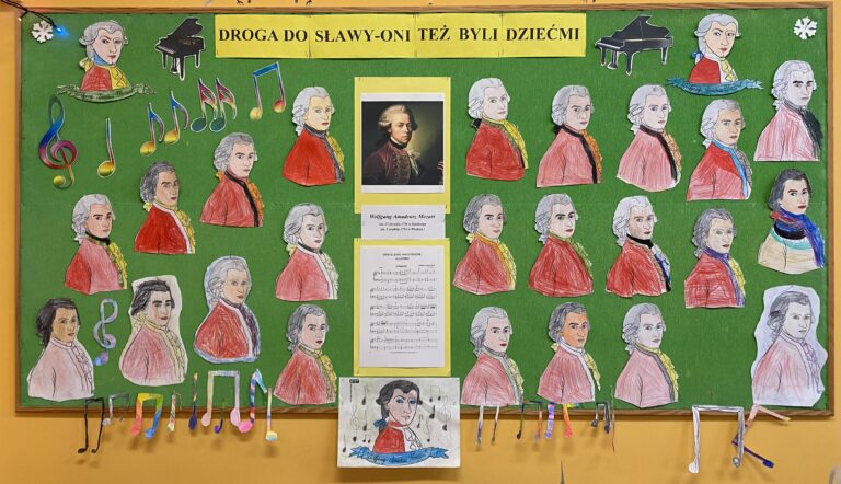 Tablica wystawowa z pracami plastycznymi dzieci, przedstawiającymi portret Mozarta. Na środku tablicy umieszczone jest zdjęcie Mozarta i nuty do utworu„Eine Kleine Nachtmusik”. Na górze napis Droga do sławy-oni tez byli dziećmi.