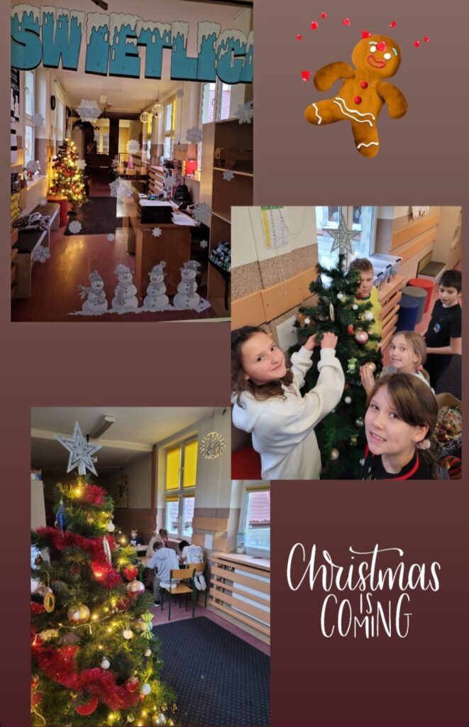 Na zdjęciu widać przygotowania do świąt Bożego Narodzenia w szkole lub świetlicy. Na górnym zdjęciu przedstawiono widok pomieszczenia ozdobionego świątecznymi dekoracjami, takimi jak śnieżynki na szybach i choinka świecąca kolorowymi lampkami. Widać też napis "ŚWIETLICA" ozdobiony zimowymi motywami. Na dolnych zdjęciach po prawej stronie dzieci dekorują choinkę bombkami i ozdobami, a na ich twarzach maluje się radość. Na kolejnym zdjęciu z lewej strony choinka już w pełni ozdobiona stoi w pomieszczeniu. Obok niej znajduje się kilka dzieci siedzących przy stole, być może zajmujących się świątecznymi aktywnościami. Całość podkreśla napis "Christmas is coming" oraz grafika piernikowego ludzika. Atmosfera na zdjęciach jest ciepła i świąteczna.