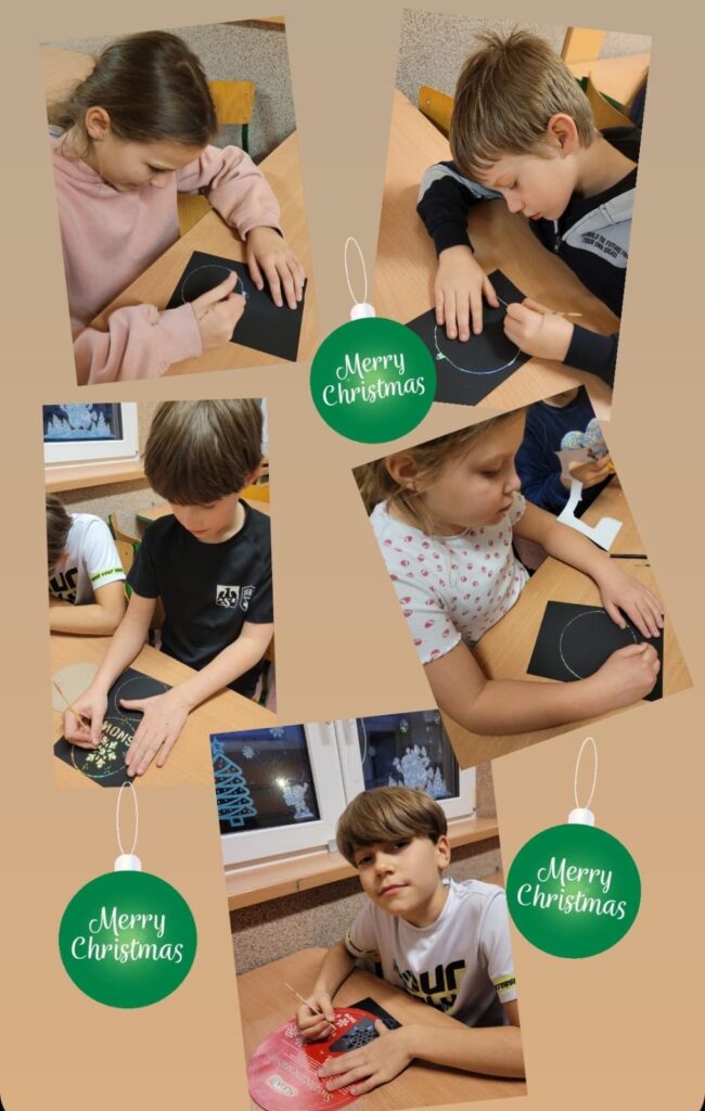 Na zdjęciu widać grupę dzieci w klasie, które wykonują prace plastyczne na czarnych kartkach papieru. Dzieci są skupione na rysowaniu lub zdrapywaniu wzorów przy użyciu specjalnych narzędzi. W tle widoczne są ozdoby świąteczne, takie jak choinki na oknach. Zdjęcie ma świąteczną oprawę, ozdobione grafiką bombek z napisem „Merry Christmas”. Atmosfera wydaje się ciepła i kreatywna.