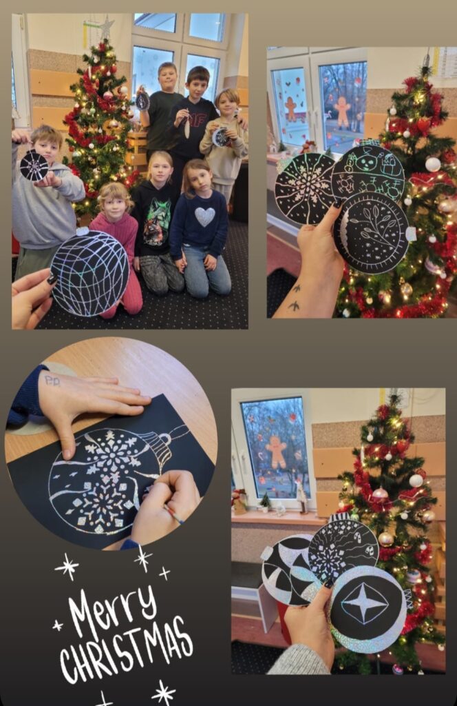 Na zdjęciu przedstawiono świąteczne aktywności i dekoracje w klasie: 1. Górna część zdjęcia: Dzieci stoją na tle pięknie udekorowanej choinki, trzymając w rękach wykonane przez siebie ozdoby – bombki z różnymi wzorami, które zostały przygotowane techniką zdrapywania. Uśmiechnięte twarze i świąteczna atmosfera podkreślają radość z zajęć. 2. Pozostałe zdjęcia: Ukazane są zbliżenia na bombki zdrapywane – mają różnorodne wzory, takie jak gwiazdy, gałązki czy geometryczne kształty. Widać też fragment procesu tworzenia, gdzie dzieci starannie pracują nad swoimi ozdobami. 3. Dekoracje w klasie: W tle widoczne jest ozdobione okno z motywami świątecznymi (piernikowe ludziki i inne świąteczne naklejki) oraz choinka z bombkami i światełkami. Całość podkreślona jest napisem „Merry Christmas”, co dodaje zdjęciu radosnego, świątecznego nastroju.