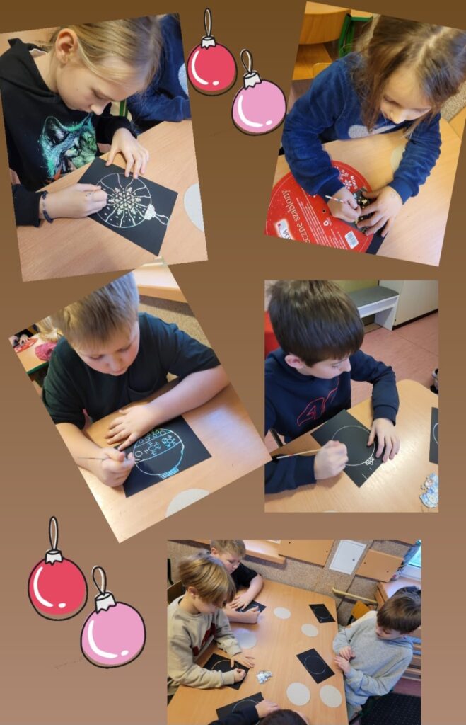 Na zdjęciu widać grupę dzieci zajmujących się pracami plastycznymi. Każde dziecko rysuje na czarnej kartce papieru okrągłe wzory, prawdopodobnie związane z motywami świątecznymi, np. bombkami choinkowymi. Są skupione na swojej pracy, używając jasnych kolorów, które kontrastują z ciemnym tłem. Tło kolażu jest brązowe, a obok dodano ilustracje bombek w odcieniach różowym i czerwonym, co nadaje zdjęciu świąteczny charakter.