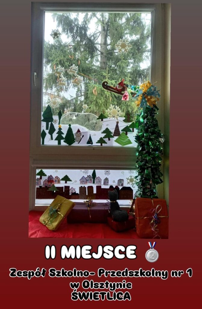 Na zdjęciu widzimy ozdobione okno, które zdobyło drugie miejsce w konkursie. Na szybie umieszczono dekoracje przedstawiające zimowy krajobraz – choinki, bałwanki, domki oraz płatki śniegu. W górnej części okna znajduje się wizerunek sań ciągniętych przez renifery. Obok stoi trójwymiarowa choinka zrobiona z zielonych elementów, a na parapecie widzimy zapakowane prezenty i czarną figurkę przypominającą kota. Dekoracje tworzą świąteczną i radosną atmosferę. Na dole zdjęcia znajduje się informacja, że II miejsce zdobyła świetlica z Zespołu Szkolno-Przedszkolnego nr 1 w Olsztynie.