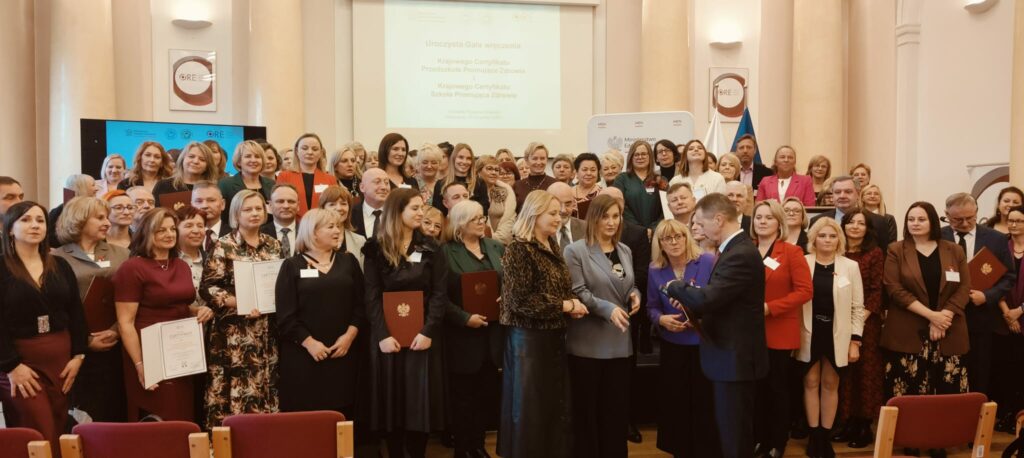 Zdjęcie przedstawia przedstawicieli wszystkich szkół i przedszkoli z całego kraju, które zdobyły w roku 2025 Krajowy Certyfikat Przedszkola Promującego Zdrowie i Szkoły Promującej Zdrowie oraz uczestników całej gali.
