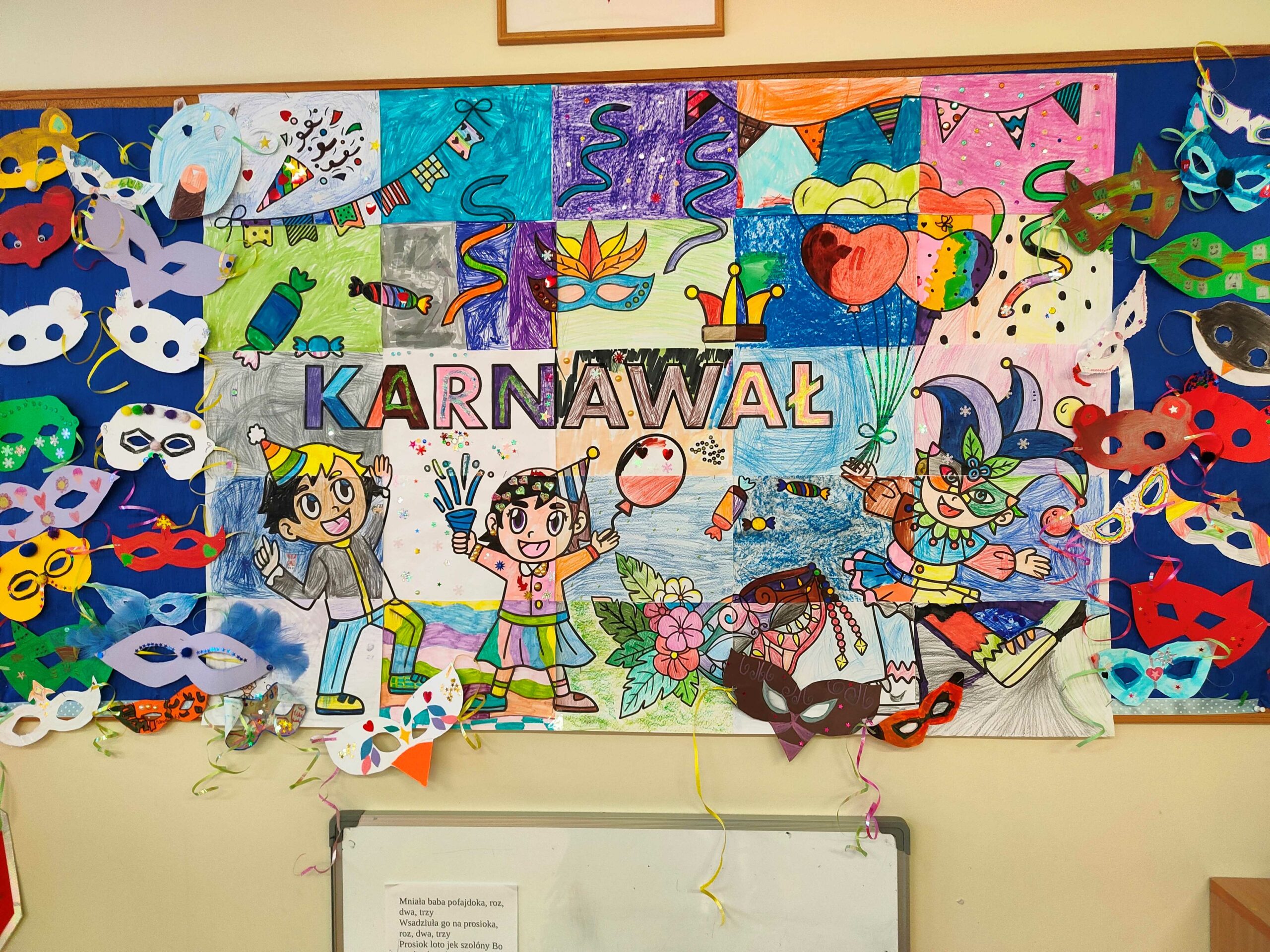 Na zdjęciu widzimy kolorową tablicę dekoracyjną z motywem karnawałowym. Centralnym elementem jest duży rysunek przedstawiający postacie w karnawałowych strojach, otoczone balonami, serpentynami i konfetti. Wokół rysunku przymocowano wiele ozdobnych masek wykonanych z papieru, w różnych kształtach i kolorach. Całość tworzy radosną, pełną barw kompozycję nawiązującą do atmosfery zabawy karnawałowej.