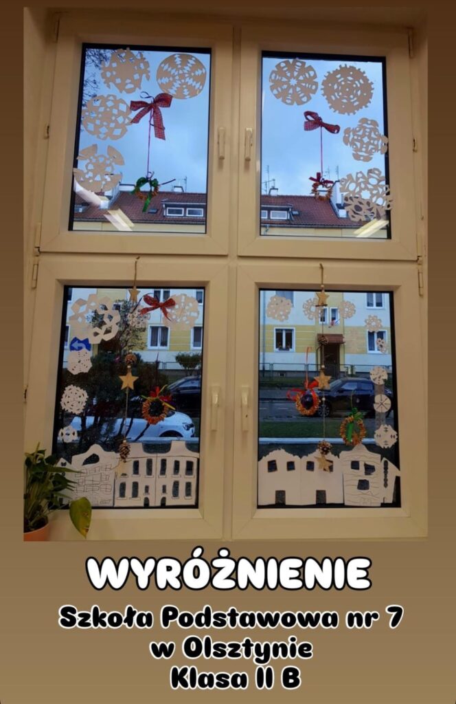 Na zdjęciu widzimy udekorowane okno, które zdobyło wyróżnienie. Na szybach przyklejono papierowe wycinanki w kształcie śnieżynek oraz zawieszono dekoracje, takie jak wstążki, małe wianki i gwiazdki. W dolnej części okna znajduje się scenka z białymi budynkami, przypominającymi zimowe miasteczko. Dekoracje tworzą przytulny, świąteczny klimat. Na dole zdjęcia widnieje napis informujący, że wyróżnienie zdobyła klasa II B ze Szkoły Podstawowej nr 7 w Olsztynie.