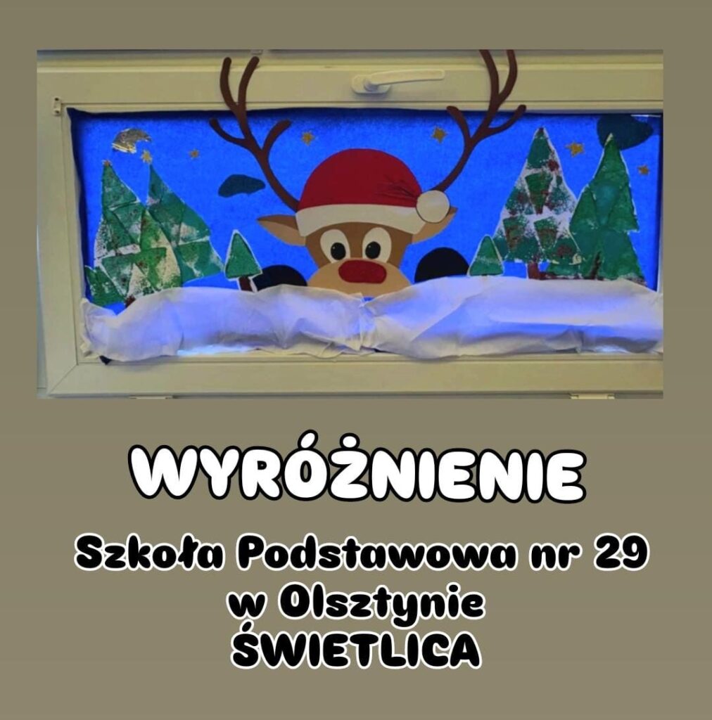 Zdjęcie przedstawia ozdobione okno z motywem świątecznym. W centralnym punkcie widoczna jest twarz renifera w czerwonej czapce Mikołaja, na tle zimowego pejzażu z zielonymi choinkami i gwiazdkami na niebieskim tle. W dolnej części okna znajduje się imitacja śniegu, wykonana prawdopodobnie z białego materiału. Na dole zdjęcia widnieje napis informujący o wyróżnieniu dla Świetlicy Szkoły Podstawowej nr 29 w Olsztynie. Całość utrzymana jest w świątecznym, radosnym klimacie