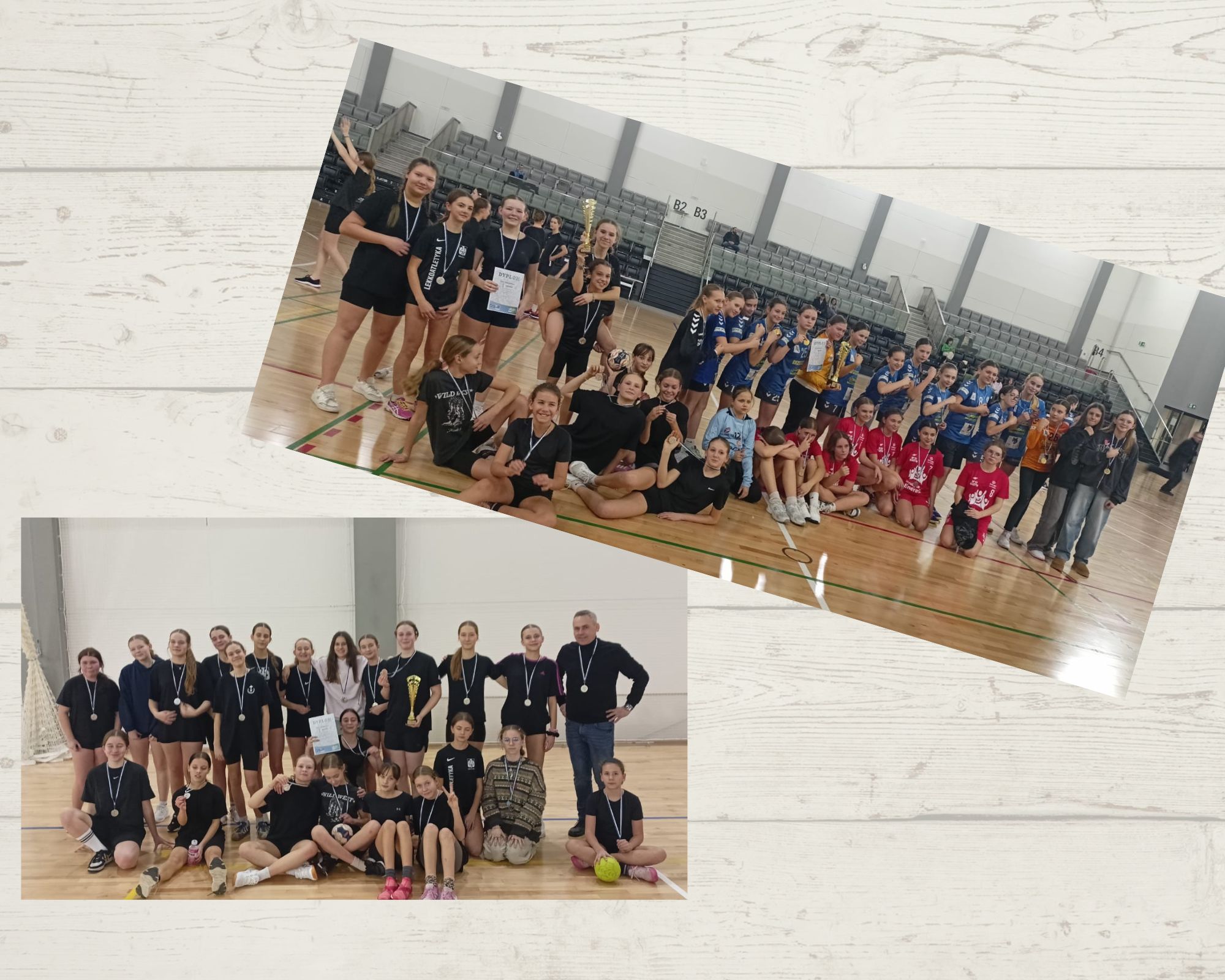 Zdjęcie przedstawia grupę dziewcząt w czarnych sportowych strojach siedzących i stojących na parkiecie hali sportowej. Dziewczyny mają na szyjach medale, a jedna z nich trzyma dyplom, co sugeruje, że zdobyły wyróżnienie w turnieju. W tle widać trybuny oraz inne drużyny, w tym zawodniczki w niebieskich i czerwonych strojach, które również pozują z medalami. Cała scena odbywa się w dużej hali sportowej z jasnym oświetleniem.