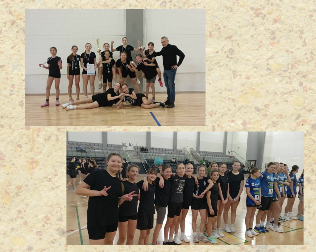 Na zdjęciu widoczna jest ta sama drużyna w czarnych strojach, ale w nieco innym układzie. W centrum stoi mężczyzna (prawdopodobnie trener) z ręką na biodrze, otoczony przez zawodniczki. Drużyna pozuje z medalami, dyplomem oraz pucharem, co sugeruje, że zajęły wysokie miejsce w turnieju. Kilka dziewcząt siedzi na podłodze, trzymając piłkę, co może wskazywać na dyscyplinę sportową – piłkę ręczną lub siatkówkę. Tło to biała ściana hali sportowej, a zdjęcie ma dekoracyjne, beżowe tło.