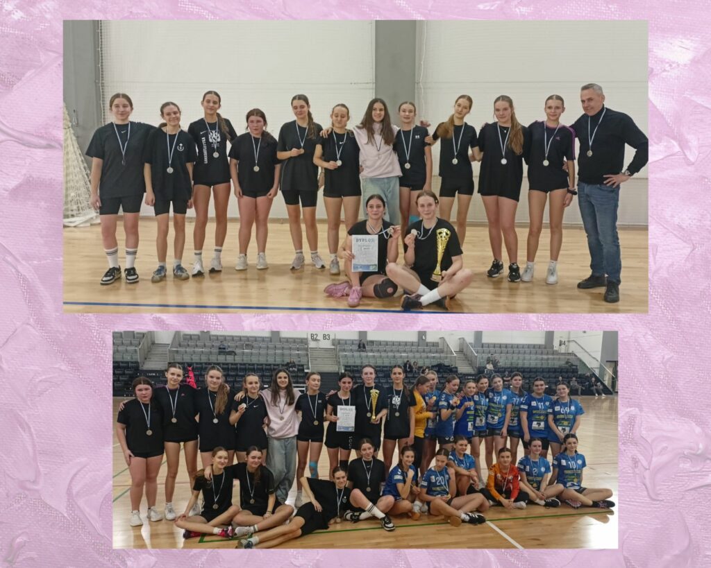 Drużyna w czarnych strojach ponownie pozuje do zdjęcia, tym razem na różowym, ozdobnym tle. Każda z dziewcząt ma medal na szyi, a jedna z nich siedzi na podłodze, trzymając dyplom i puchar. Obok drużyny stoi trener, uśmiechnięty i dumny z zawodniczek. Na drugim zdjęciu (w dolnej części kompozycji) drużyna pozuje razem z innymi zespołami, w tym dziewczynami w niebieskich strojach, które również mają medale. Hala sportowa i trybuny w tle sugerują, że było to większe wydarzenie sportowe.