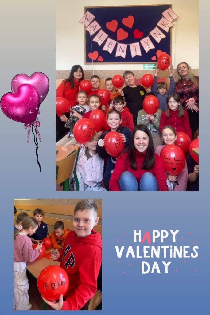 To kolaż dwóch zdjęć przedstawiających szkolne obchody Walentynek. Na górnym zdjęciu grupa dzieci i nauczycieli pozuje na tle tablicy z napisem „WALENTYNKI” i ozdobami w kształcie serc. Wszyscy trzymają czerwone balony z napisami, a wiele osób jest ubranych w czerwone i czerwono-czarne stroje, podkreślając walentynkowy nastrój. Dzieci wyglądają na radosne, a nauczycielki uśmiechają się serdecznie. Dolne zdjęcie pokazuje chłopca w czerwonej bluzie z balonem, na którym napisano „TE QUIERO” (po hiszpańsku „Kocham cię”). W tle inne dzieci także ozdabiają balony. Dodatkowo na kolażu znajdują się ozdobne różowe serca oraz napis „HAPPY VALENTINE'S DAY”. Całość oddaje ciepłą, radosną atmosferę szkolnych walentynek.