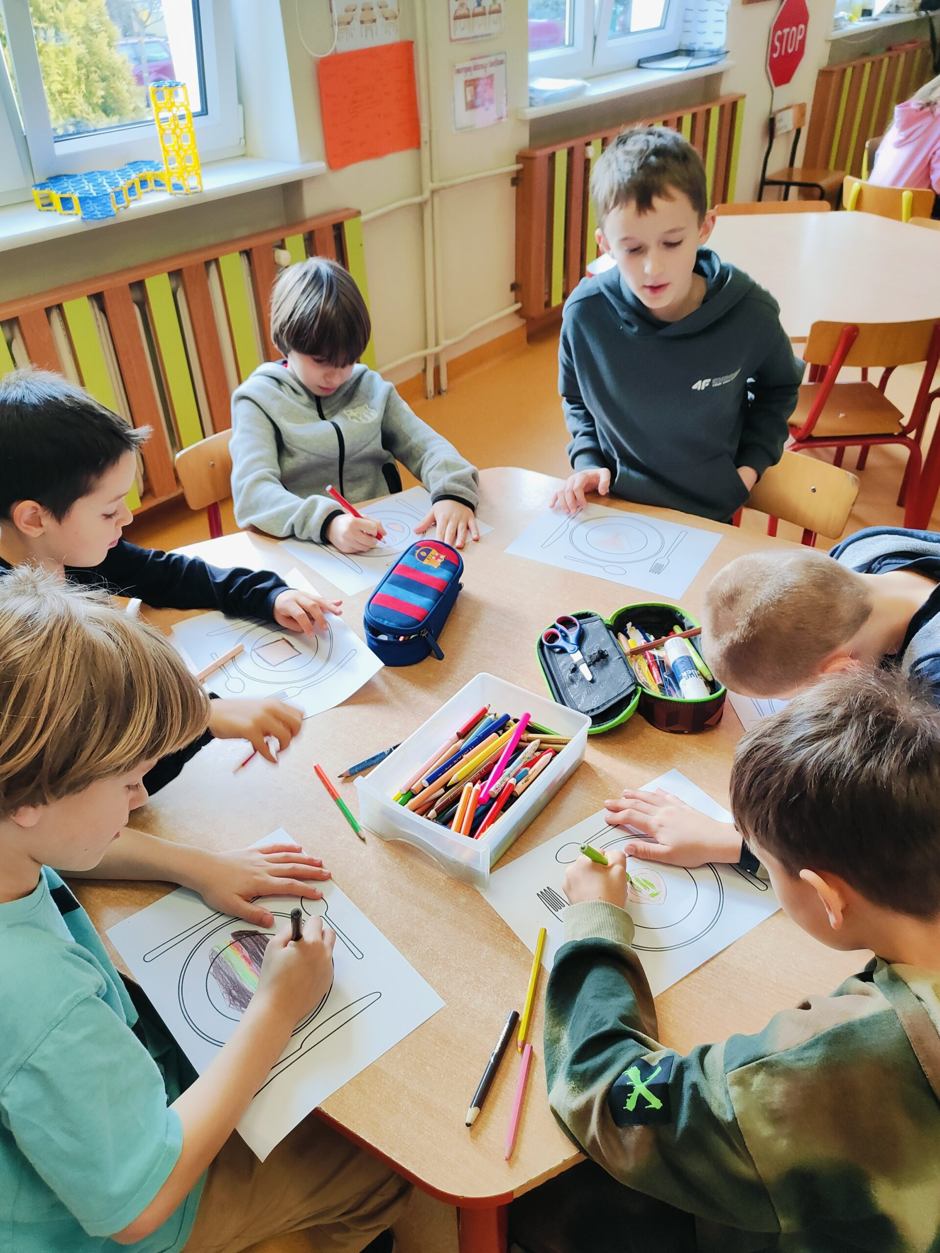 W tym tygodniu w ramach projektu obchodziliśmy Dzień bez Oleju Palmowego. Świetliczaki dowiedziały się, czym jest olej palmowy, jakie są jego źródła i dlaczego jego nadmierne spożywanie może być szkodliwe dla naszego zdrowia. Wspólnie czytaliśmy etykiety, sprawdzając skład produktów żywnościowych, rozmawialiśmy o tym co zdrowego jedliśmy dziś na śniadanie oraz jakich produktów powinniśmy unikać komponując swój posiłek. Obejrzeliśmy film edukacyjny na temat zdrowego śniadania. Wykonaliśmy pracę plastyczną : „Zdrowe śniadanie na talerzu”.