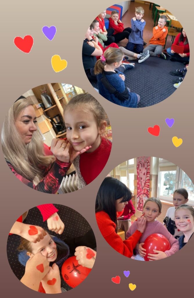 Kolaż zdjęć z walentynkowych obchodów w szkole, pełen radości i wspólnych aktywności. Na pierwszym zdjęciu w górnym rogu dzieci siedzą w kole na dywanie i wykonują gesty skrzyżowanych rąk, prawdopodobnie biorąc udział w jakiejś zabawie prowadzonej przez nauczycielkę. Na dwóch zdjęciach w środku nauczycielki malują dzieciom twarze – rysują serduszka i ozdabiają policzki. Dziewczynki uśmiechają się, trzymając czerwone balony. Na dolnym zdjęciu grupa uczniów pokazuje swoje pięści z namalowanymi czerwonymi serduszkami, a w tle widać uśmiechniętą dziewczynkę trzymającą balon. Cały kolaż ma ciepłe, walentynkowe tło ozdobione kolorowymi serduszkami, co podkreśla atmosferę przyjaźni i wspólnej zabawy.