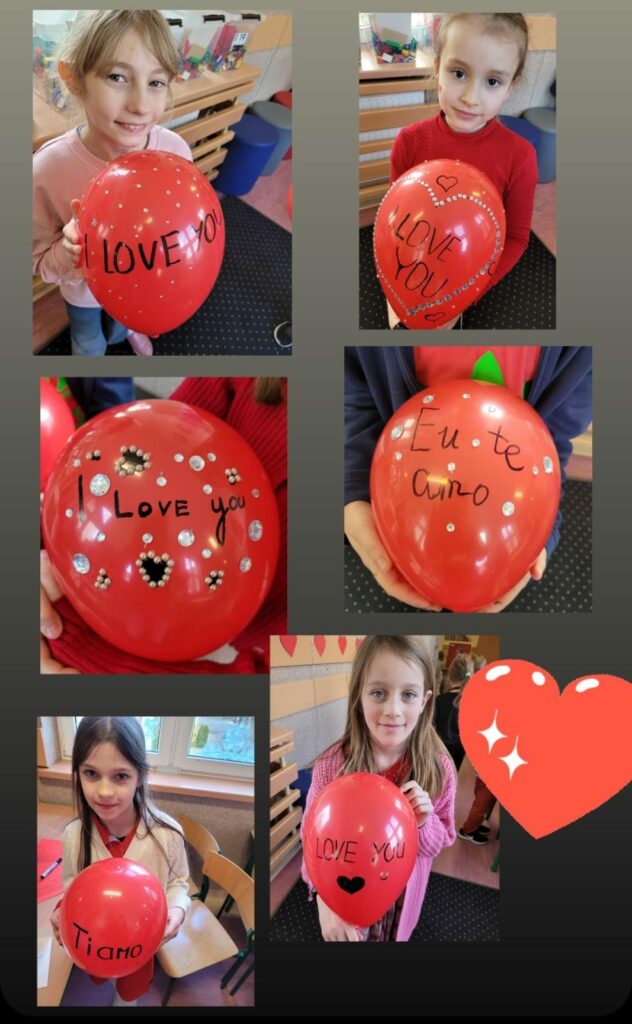 To kolaż dwóch zdjęć przedstawiających szkolne obchody Walentynek. Na górnym zdjęciu grupa dzieci i nauczycieli pozuje na tle tablicy z napisem „WALENTYNKI” i ozdobami w kształcie serc. Wszyscy trzymają czerwone balony z napisami, a wiele osób jest ubranych w czerwone i czerwono-czarne stroje, podkreślając walentynkowy nastrój. Dzieci wyglądają na radosne, a nauczycielki uśmiechają się serdecznie. Dolne zdjęcie pokazuje chłopca w czerwonej bluzie z balonem, na którym napisano „TE QUIERO” (po hiszpańsku „Kocham cię”). W tle inne dzieci także ozdabiają balony. Dodatkowo na kolażu znajdują się ozdobne różowe serca oraz napis „HAPPY VALENTINE'S DAY”. Całość oddaje ciepłą, radosną atmosferę szkolnych walentynek.