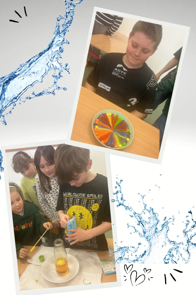 Kolaż składa się z dwóch zdjęć przedstawiających dzieci uczestniczące w eksperymentach naukowych. • Na górnym zdjęciu chłopiec w czarnej koszulce patrzy na kolorowe, tęczowe koło, związane z doświadczeniem z cukierkami skittles i wodą. W tle widać innych uczniów i klasową atmosferę. • Na dolnym zdjęciu grupa dzieci przeprowadza eksperyment chemiczny. Jedno z nich wlewa ciecz do butelki stojącej na talerzyku, a inne dzieci obserwują proces. Na stole znajdują się różne przedmioty, składniki doświadczenia. Kolaż ozdobiony jest niebieskimi grafikami wody oraz serduszkami, co nadaje mu dynamiczny i kreatywny wygląd.