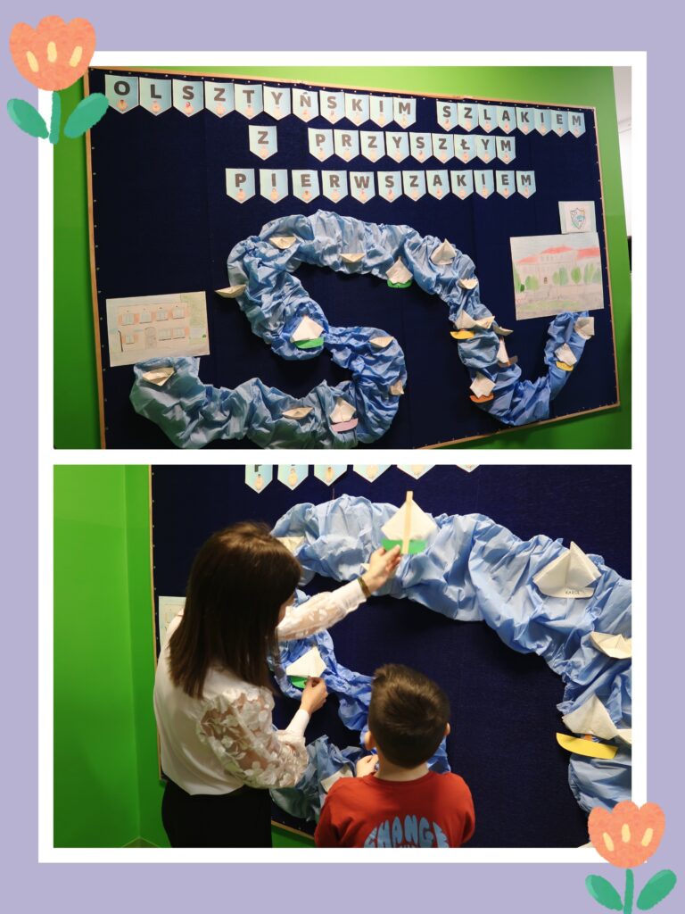 W górnej części zdjęcia znajduje się tablica z ciemnoniebieskim tłem. Na tablicy widnieje napis "OLSZTYŃSKIM SZLAKIEM Z PRZYSZŁYM PIERWSZAKIEM", a także dekoracja w postaci niebieskiej, falującej wstęgi, która przypomina rzekę. Na rzece umieszczone są małe, papierowe łódki. Po bokach tablicy widać rysunki dziecięce. W dolnej części zdjęcia dorosła osoba w jasnej bluzce pomaga dziecku w czerwonej koszulce umieścić papierową łódkę na rzece. Dziecko i dorosły są skupieni na zadaniu, a ich sylwetki są widoczne od tyłu. Całość zdjęcia otoczona jest jasną ramką z dekoracyjnymi elementami w postaci kwiatów w górnych i dolnych rogach.