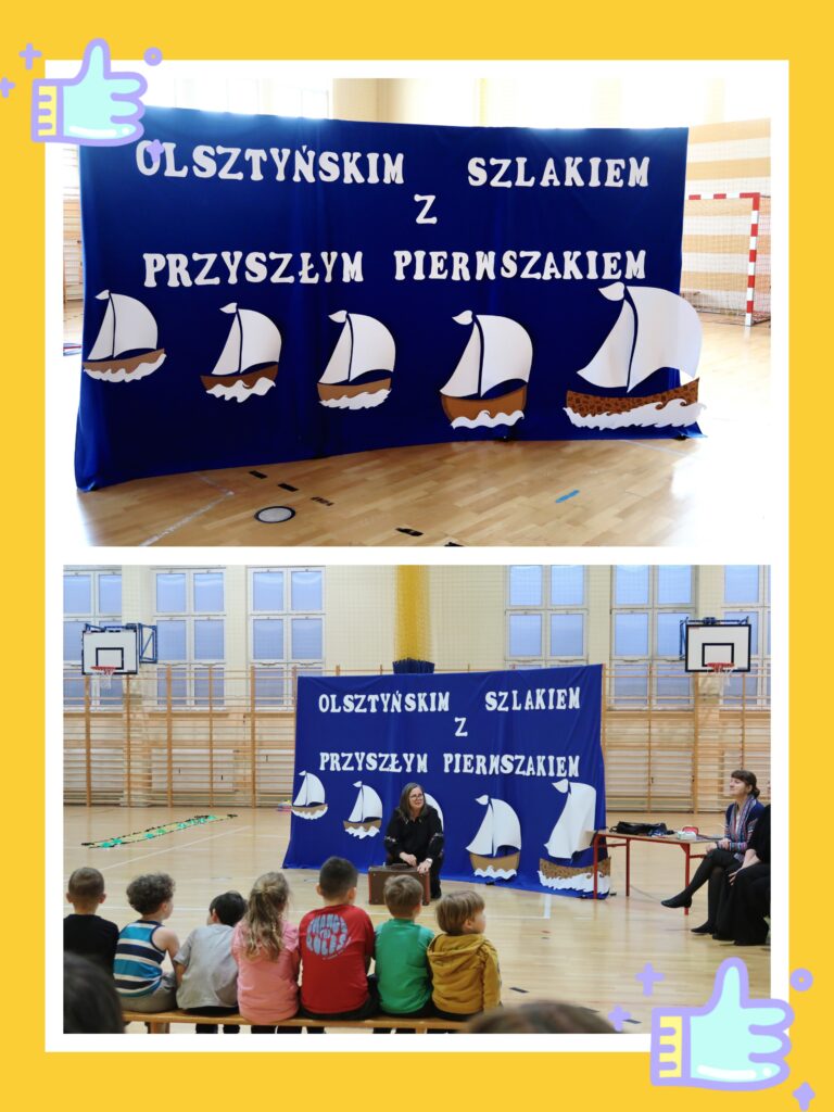 Zdjęcie przedstawia szkolne wydarzenie dla dzieci w sali gimnastycznej. Na pierwszym zdjęciu widzimy dekorację – duży, granatowy baner z napisem „OLSZTYŃSKIM SZLAKIEM Z PRZYSZŁYM PIERWSZAKIEM” oraz grafikami przedstawiającymi żaglowce. Na drugim zdjęciu widać grupę dzieci siedzących na ławkach i uważnie słuchających osoby prowadzącej wydarzenie. W tle znajduje się ta sama dekoracja, a całość odbywa się w przestronnej sali gimnastycznej z oknami i sprzętem sportowym, takim jak kosze do koszykówki i drabinki. Zdjęcie ma żółtą ramkę i ozdobione jest grafikami „kciuka w górę”, co sugeruje pozytywny charakter wydarzenia.