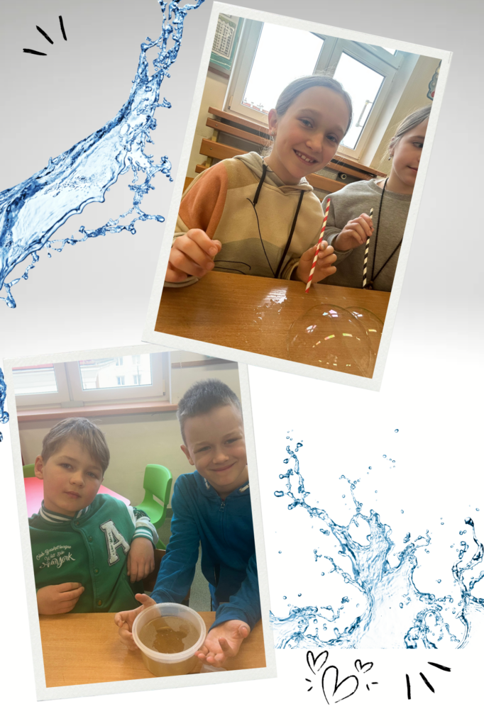 Kolaż składa się z dwóch zdjęć przedstawiających dzieci biorące udział w doświadczeniach naukowych. • Na górnym zdjęciu dwie dziewczynki siedzą przy stole i dmuchają przez słomki, tworząc bańki na powierzchni stołu. Jedna z nich uśmiecha się do aparatu, a w tle widać klasowe wnętrze z oknami. • Na dolnym zdjęciu dwóch chłopców siedzi przy stole, trzymając plastikową miseczkę z brązową substancją, prawdopodobnie związana z ich eksperymentem. Jeden z nich się uśmiecha, a drugi patrzy poważnie. Kolaż jest ozdobiony niebieskimi grafikami wody oraz serduszkami, co dodaje mu wesołego i kreatywnego charakteru.
