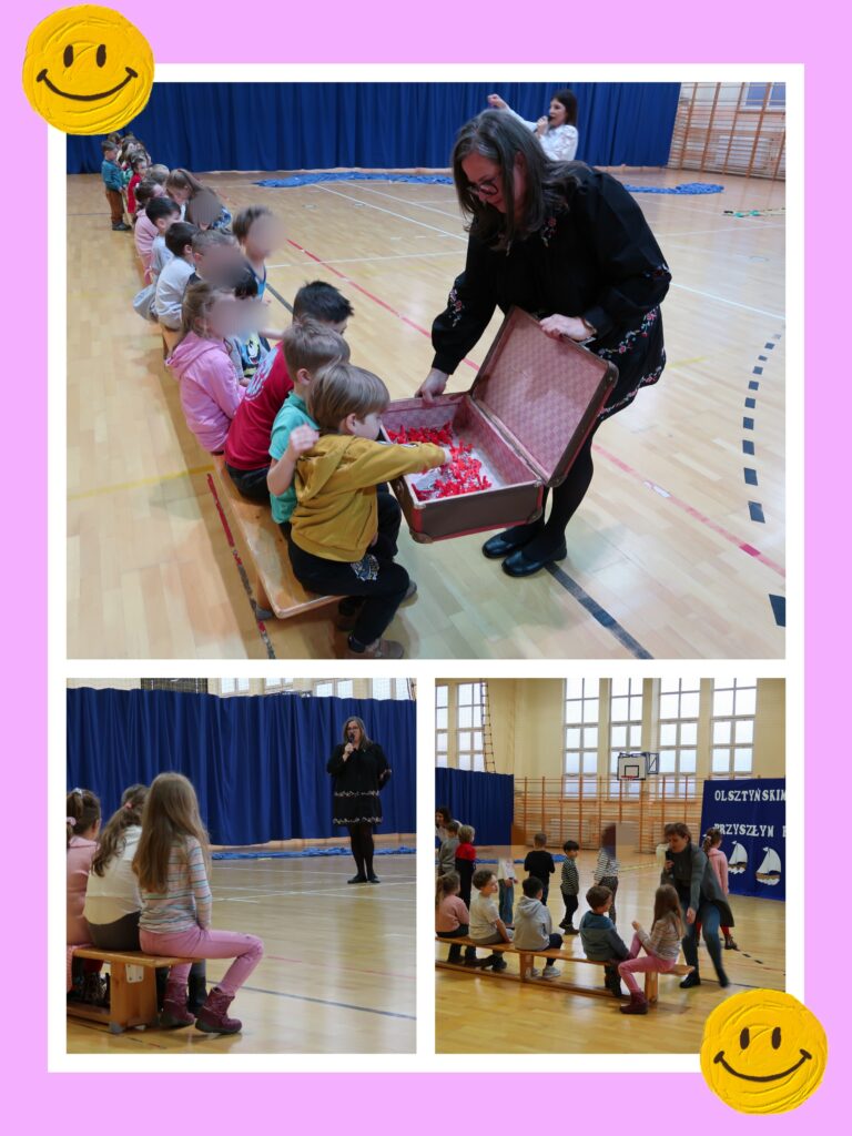 Zdjęcie przedstawia szkolne wydarzenie w sali gimnastycznej. Na głównym zdjęciu kobieta w czarnej sukience trzyma otwartą walizkę, z której dzieci odbierają breloczki z numerem 7. Na mniejszych zdjęciach widzimy prowadzącą przemawiającą do uczniów oraz dzieci biorące udział w aktywnościach. Całość ma radosny i angażujący charakter, co podkreśla różowa ramka z uśmiechniętymi buźkami.