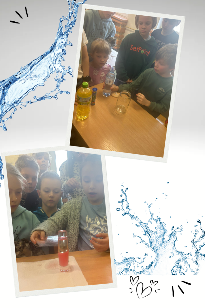 Kolaż składa się z dwóch zdjęć przedstawiających dzieci biorące udział w doświadczeniach naukowych. • Na górnym zdjęciu chłopiec siedzi przy stole, podnosi butelkę. Na stole znajdują się różne przedmioty, składniki doświadczenia. W tle widać innych uczniów i klasową atmosferę. • Na dolnym zdjęciu widać dwie dziewczynki siedzące przy stole, jedna z nich jest skupiona. Na stole stoi pojemnik z cieczą, dziewczynka trzyma w ręku przezroczysty element. W tle widać kolejne dzieci, które obserwują doświadczenie. Kolaż ozdobiony jest niebieskimi grafikami wody oraz serduszkami, co dodaje mu dynamicznego i radosnego charakteru.