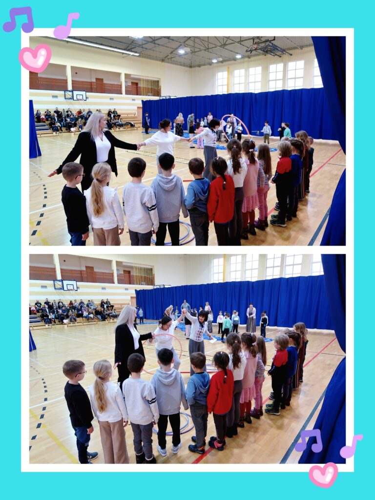 Na zdjęciach widzimy grupę dzieci w sali gimnastycznej, biorących udział w zabawie ruchowej. Dzieci stoją w dwóch rzędach, a trzy dorosłe osoby pomagają w organizacji aktywności. Uczestnicy trzymają się za ręce i przekazują hula-hoop, przechodząc przez nie bez puszczania rąk. W tle widać niebieskie zasłony oraz publiczność siedzącą na trybunach. Zdjęcia są otoczone jasnoniebieską ramką z ozdobnymi nutkami i serduszkami, co nadaje im wesoły, dziecięcy charakter.