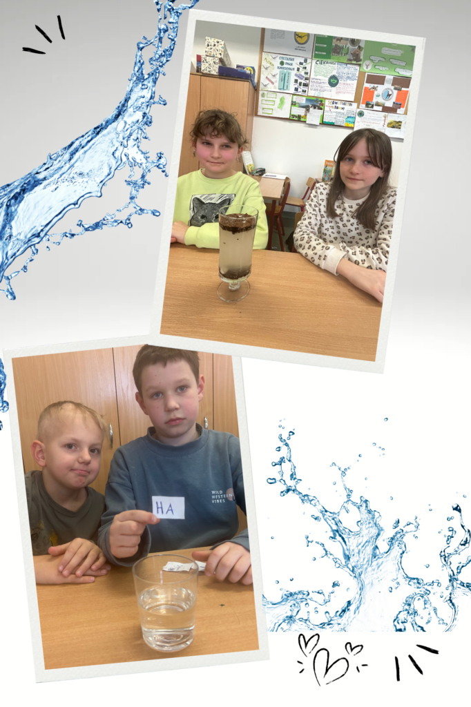 Kolaż składa się z dwóch zdjęć przedstawiających dzieci biorące udział w eksperymentach naukowych. • Na górnym zdjęciu dwie dziewczynki siedzą przy stole. Przed nimi stoi naczynie wypełnione bezbarwną cieczą z brązowymi elementami, opadającymi na dół. W tle widać szafki i klasowe wyposażenie. • Na dolnym zdjęciu dwóch chłopców siedzi przy stole, przed nimi stoi szklanka z bezbarwną cieczą. Jeden z nich się uśmiecha, a drugi patrzy poważnie. Jeden z chłopców trzyma kartkę z napisem „HA”.