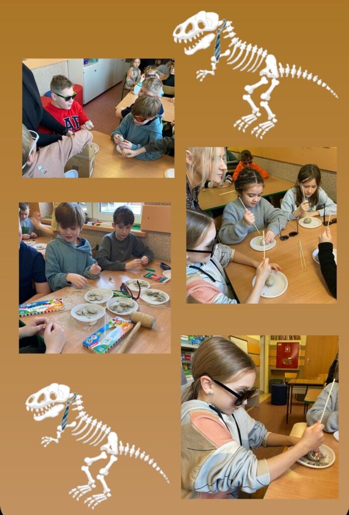 Na kolażu znajduje się kilka zdjęć przedstawiających dzieci biorące udział w warsztatach paleontologicznych. 1. Główne motywy – dzieci pracują przy stolikach, używając różnych narzędzi, aby odkrywać „skamieniałości” ukryte w masie gipsowej. Każde dziecko ma na talerzyku swoją próbkę i delikatnie ją wydobywa przy pomocy patyczków, młotków czy dłutek. 2. Szczegóły – niektóre dzieci noszą okulary ochronne, co sugeruje, że eksperyment może być związany z precyzyjnym „wydobywaniem” elementów. Widać skupienie na twarzach uczestników oraz zaangażowanie nauczycielki, która pomaga uczniom. 3. Dekoracja – kolaż został ozdobiony grafikami szkieletów dinozaurów, co podkreśla tematykę prehistoryczną. Całość sprawia wrażenie ciekawej i edukacyjnej zabawy, która łączy naukę z praktycznym doświadczeniem.