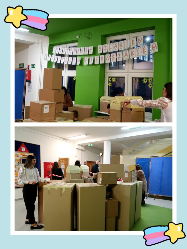 Na tych zdjęciach widać kreatywną zabawę dzieci w przestrzeni szkolnej, w której główną rolę odgrywają kartonowe pudła. Pierwsze zdjęcie: w tle wisi dekoracyjny napis "Olsztyńskim szlakiem z przyszłym pierwszakiem", co sugeruje, że wydarzenie związane jest z adaptacją przyszłych uczniów do szkoły. Zielona ściana i kolorowe dekoracje dodają wnętrzu ciepłej atmosfery. Widać dzieci bawiące się wśród pudeł oraz dorosłych, którzy nadzorują i pomagają w zabawie. Drugie zdjęcie: W szkolnym korytarzu zbudowano konstrukcję z kartonów, przypominającą fort lub labirynt. Dzieci zaglądają przez otwory w pudełkach, a nauczyciele oraz rodzice pomagają w organizacji tej przestrzennej zabawy. Całość jest oprawiona w jasnoniebieską ramkę z rysunkowymi gwiazdkami, co podkreśla bajkowy charakter wydarzenia.