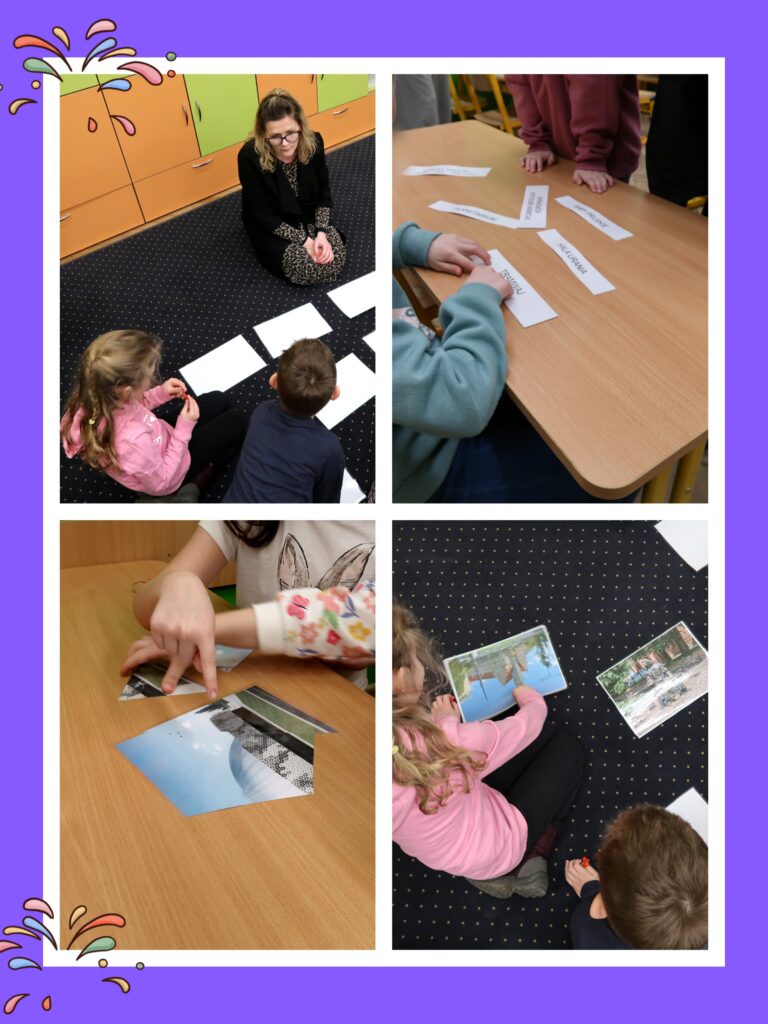 Na zdjęciu widać cztery kadry przedstawiające dzieci i dorosłą osobę podczas zajęć edukacyjnych. W pierwszym kadrze dorosła osoba siedzi na dywanie z dziećmi, które trzymają kartki. W drugim dzieci pracują przy stole z kartkami z napisami. W trzecim kadrze dziecko układa obrazki na stole. W czwartym dziewczynka siedzi na dywanie i trzyma obrazek, a obok leżą inne obrazki. Całość otoczona jest fioletową ramką z kolorowymi elementami dekoracyjnymi.