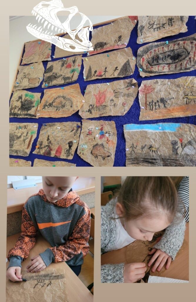 Zdjęcie przedstawia prace plastyczne inspirowane malowidłami jaskiniowymi. Opis zdjęcia: Główne zdjęcie (górna część) pokazuje tablicę korkową z pracami dzieci, które wyglądają jak pradawne rysunki naskalne. Kartki mają postarzaną fakturę i kolor przypominający starożytny pergamin. Rysunki wykonano przy użyciu węgla, kredek lub pasteli. Przedstawiają sceny z życia ludzi pierwotnych, takie jak polowania, ogniska, zwierzęta, postacie ludzkie oraz symbole i znaki. W prawym górnym rogu dodano grafikę czaszki dinozaura, co podkreśla prehistoryczny klimat. Dolna część zdjęcia zawiera dwie mniejsze fotografie: Po lewej: Chłopiec w szarej bluzie z pomarańczowym akcentem rysuje na papierze przypominającym skórę. Po prawej: Dziewczynka w białej bluzce i szarym sweterku skupia się na tworzeniu swojego rysunku. Całość przedstawia ciekawą lekcję historii i sztuki, gdzie dzieci uczą się o malowidłach jaskiniowych poprzez tworzenie własnych prehistorycznych dzieł. Czy chcesz dodać do tego opisu jakieś szczegóły, np. miejsce, w którym wykonano te prace?