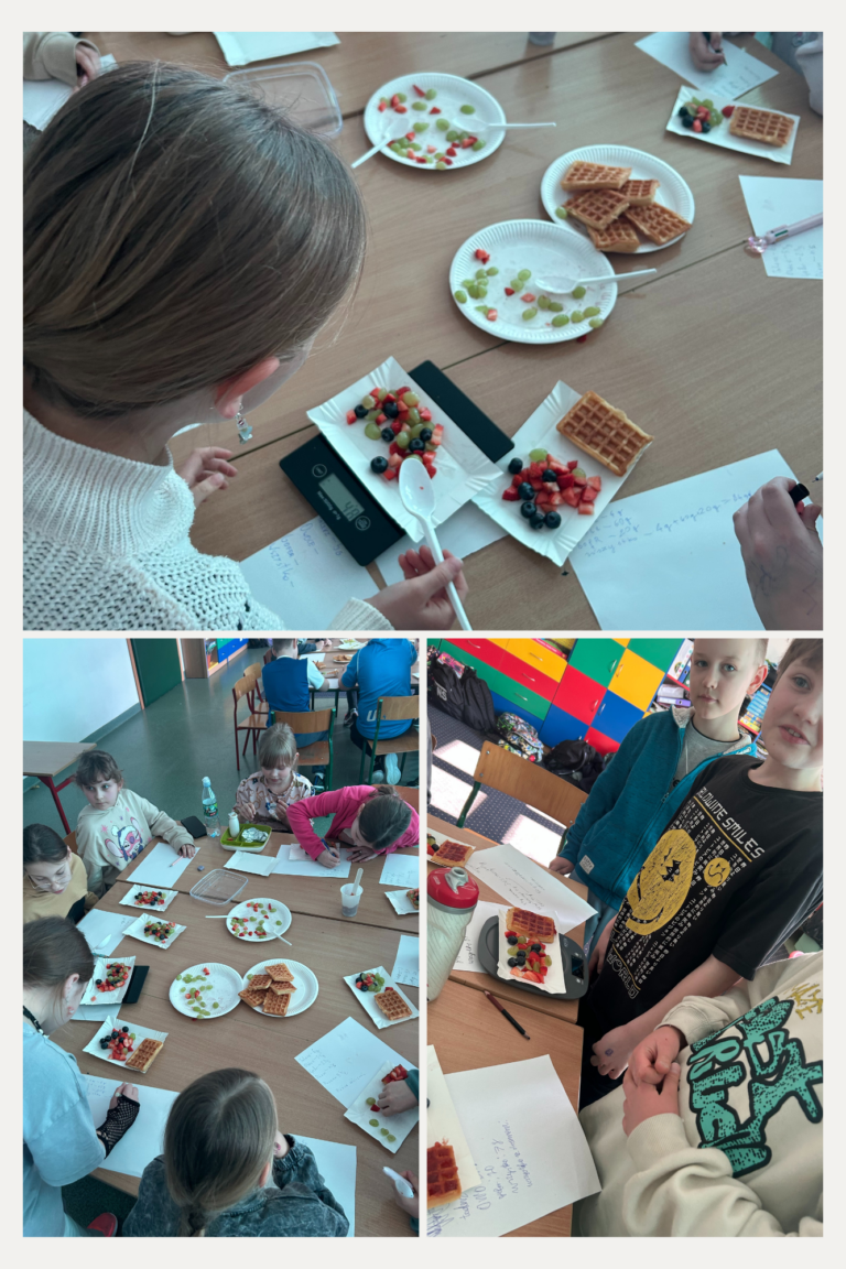 Na kolażu znajdują się trzy zdjęcia przedstawiające dzieci biorące udział w zajęciach kulinarnych. Górne zdjęcie – Widok z góry na stół, przy którym dzieci przygotowują porcje jedzenia. Na stole znajdują się talerze z pokrojonymi owocami (winogrona, truskawki) oraz gofry. Widać wagę kuchenną, na której dziecko waży swoją porcję jedzenia, a także kartki z notatkami. Lewy dolny kadr – Grupa dzieci siedzi przy stole i zapisuje swoje obserwacje. Każde dziecko ma przed sobą talerz z przygotowanym jedzeniem. Prawy dolny kadr – Troje dzieci stoi przy stole, patrząc w stronę aparatu. Na stole leży talerz z goframi i owocami, kartki oraz bidon. W tle widać kolorową ścianę klasy.