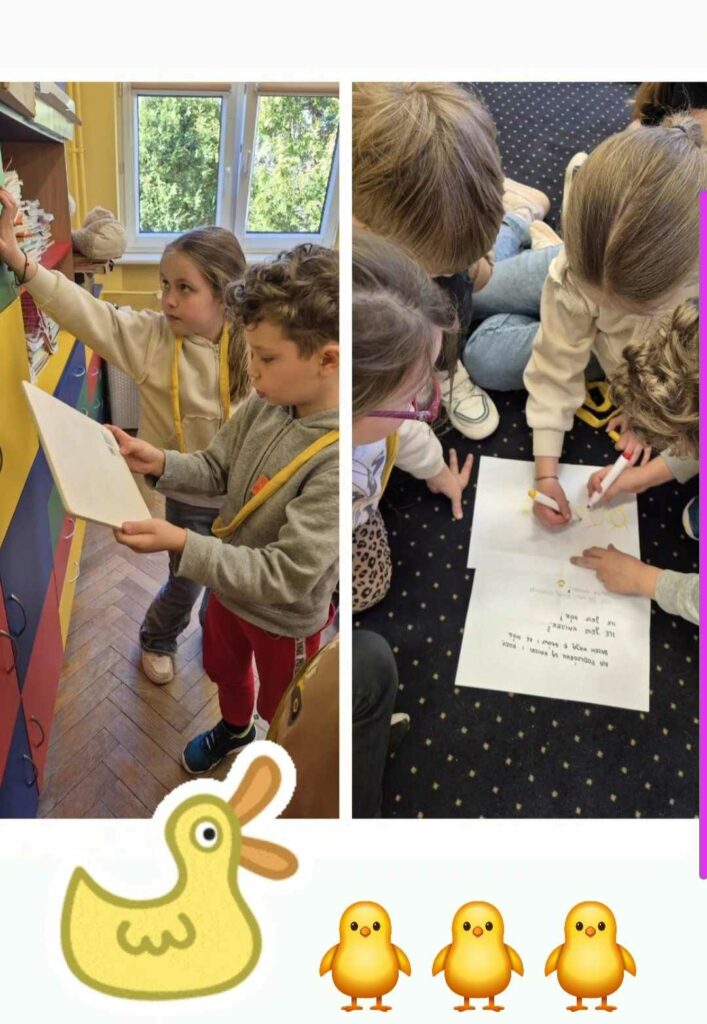 Na zdjęciu widzimy dwa ujęcia. Pierwsze przedstawia dwójkę dzieci odczytujących tekst na drewnianej tabliczce. Dzieci stoją przed kolorowymi szafkami. Drugie ujęcie pokazuje grupę uczniów siedzących na dywanie i rozwiązujących zadanie matematyczne na kartce.