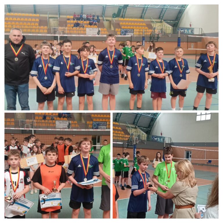 Na zdjęciach widać młodych siatkarzy podczas ceremonii wręczania nagród na hali sportowej. • Na górnym zdjęciu drużyna chłopców w niebieskich koszulkach z trenerem stoi w rzędzie. Wszyscy mają na szyjach medale i wyglądają na zadowolonych ze swojego osiągnięcia. • Na dolnym lewym zdjęciu trzech chłopców, każdy z pucharem lub dyplomem, odbiera indywidualne nagrody. Chłopak w niebieskiej koszulce, tej samej co drużyna z górnego zdjęcia, prezentuje swoją nagrodę. • Na dolnym prawym zdjęciu chłopak w niebieskiej koszulce odbiera puchar od kobiety w jasnym stroju, obok stoi zawodnik w zielonej koszulce, również nagradzany.