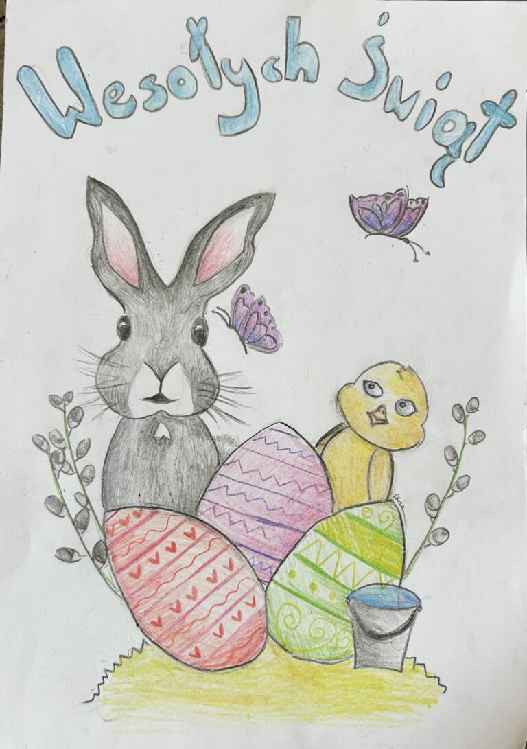 Na kartce widzimy ręcznie wykonaną ilustrację o tematyce wielkanocnej. U góry widnieje napis „Wesołych Świąt” w niebieskich literach, a centralne miejsce zajmuje uroczy rysunek przedstawiający: szarego zajączka z różowymi uszami i dużymi, czarnymi oczami. Po prawej stronie widzimy żółtego kurczaczka spoglądającego w górę. Na dole kartki są trzy kolorowe pisanki ozdobione wzorkami w serca, zygzaki i spirale. Dwa bazie oraz małe wiaderko.
