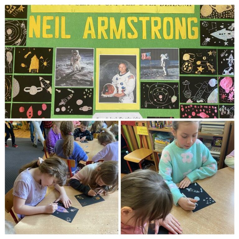 Zdjęcie to kolaż składający się z trzech obrazów: 1. Górna część przedstawia tablicę edukacyjną poświęconą Neilowi Armstrongowi. Na zielonym tle znajduje się jego imię i nazwisko napisane dużymi, żółtymi literami. Pod spodem są trzy zdjęcia: jedno przedstawia Armstronga w skafandrze kosmicznym, a dwa pozostałe ukazują jego pobyt na Księżycu. Dookoła znajdują się prace plastyczne dzieci, wykonane na czarnym papierze techniką rysunku kredkami lub pastelami, przedstawiające motywy kosmiczne, takie jak rakiety, planety, gwiazdy i astronautów. 2. Dolna lewa część pokazuje grupę dzieci siedzących przy stolikach w klasie lub bibliotece i rysujących na czarnym papierze. Dzieci są skupione na swojej pracy, używając kolorowych narzędzi do tworzenia rysunków o tematyce kosmicznej. 3. Dolna prawa część to zbliżenie na dwie dziewczynki pracujące nad swoimi rysunkami. Jedna z nich ma na sobie jasnoniebieski sweter z białymi kwiatami, a druga pochyla się nad swoją pracą. W tle widać regały z książkami i krzesła. Zdjęcie pokazuje kreatywną i edukacyjną aktywność dzieci, które uczą się o Neilie Armstrongu i eksploracji kosmosu poprzez sztukę.