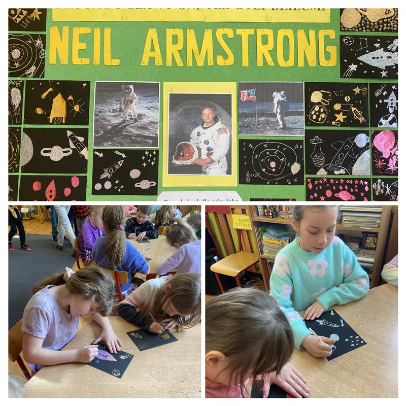 Zdjęcie to kolaż składający się z trzech obrazów: 1. Górna część przedstawia tablicę edukacyjną poświęconą Neilowi Armstrongowi. Na zielonym tle znajduje się jego imię i nazwisko napisane dużymi, żółtymi literami. Pod spodem są trzy zdjęcia: jedno przedstawia Armstronga w skafandrze kosmicznym, a dwa pozostałe ukazują jego pobyt na Księżycu. Dookoła znajdują się prace plastyczne dzieci, wykonane na czarnym papierze techniką rysunku kredkami lub pastelami, przedstawiające motywy kosmiczne, takie jak rakiety, planety, gwiazdy i astronautów. 2. Dolna lewa część pokazuje grupę dzieci siedzących przy stolikach w klasie lub bibliotece i rysujących na czarnym papierze. Dzieci są skupione na swojej pracy, używając kolorowych narzędzi do tworzenia rysunków o tematyce kosmicznej. 3. Dolna prawa część to zbliżenie na dwie dziewczynki pracujące nad swoimi rysunkami. Jedna z nich ma na sobie jasnoniebieski sweter z białymi kwiatami, a druga pochyla się nad swoją pracą. W tle widać regały z książkami i krzesła. Zdjęcie pokazuje kreatywną i edukacyjną aktywność dzieci, które uczą się o Neilie Armstrongu i eksploracji kosmosu poprzez sztukę.