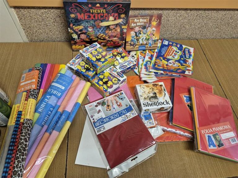 Na zdjęciu widać materiały plastyczne: kolorowe bibuły, kleje, farby, bloki rysunkowe, pieczątki.