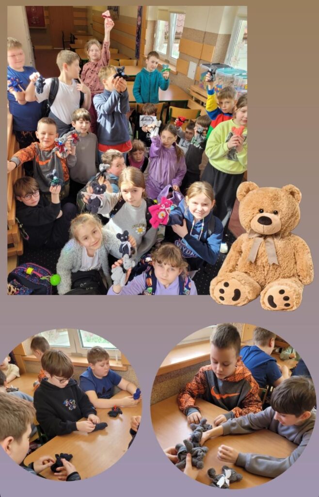 Zdjęcie przedstawia grupę dzieci, które tworzą małe pluszaki. Na zdjęciu widać dzieci w różnym wieku, skupione na swojej pracy. Niektóre dzieci trzymają gotowe pluszaki, inne jeszcze pracują nad swoimi. Na zdjęciu widać również dużego pluszowego misia. Cała scena jest ciepła i przyjazna. Dzieci wydają się być szczęśliwe i zaangażowane w swoją twórczą aktywność.