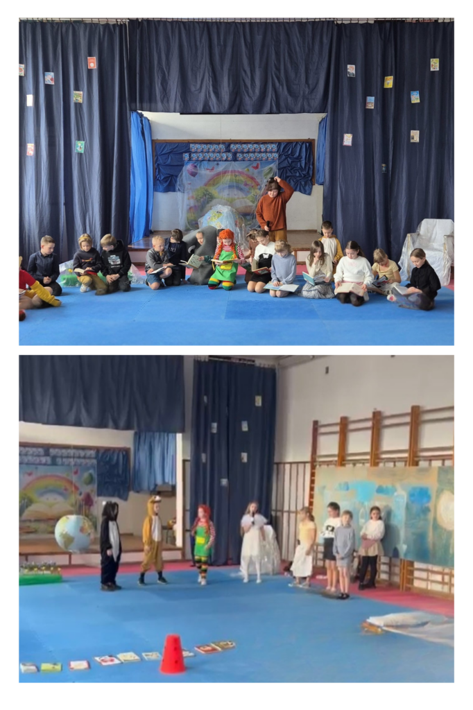 Na kolażu znajdują się dwa zdjęcia dokumentujące kolejne sceny ze szkolnego przedstawienia lub wydarzenia czytelniczego. Górne zdjęcie: Dzieci siedzą na scenie w półkolu, każde z książką w ręku. Centralnie widoczna jest postać Pippi, a tuż obok niej stoją postacie przebrane m.in. za misia i wiewiórkę. Scenografia jest kolorowa – w tle znajduje się dekoracja z tęczą, motylami i globusem. Uczniowie wyglądają na zaangażowanych. Dolne zdjęcie: Scena jest bardziej dynamiczna – kilkoro dzieci znajduje się w centrum akcji, przebranych w stroje bajkowych postaci. Po prawej stronie dzieci stoją w rzędzie, obserwując lub przygotowując się do swojej roli. Na podłodze widoczne są rozłożone książki i czerwony pachołek.