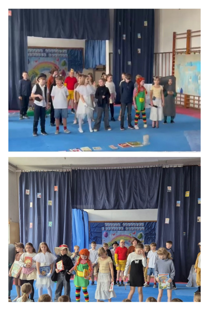 Na kolażu widzimy dwa zdjęcia z uroczystości szkolnej. Górne zdjęcie: Grupa dzieci stoi na scenie w szeregu. Ubrane są w różnorodne kostiumy – widzimy m.in. postacie z bajek i książek dziecięcych: Pippi, Kubusia Puchatka, wróżki, skarpetkę oraz inne barwne kreacje. W tle widać charakterystyczne dekoracje – kolorową tęczę, motyle oraz scenografię z książkowymi motywami. Na podłodze rozłożone są książki – symboliczne elementy związane z tematyką czytelniczą