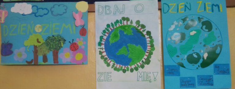 Zdjęcie przedstawia 3 plakaty. Pierwszy plakat zawiera napis Dzień Ziemi, który umieszczony jest na środku. Dookoła napisu znajdują się elementy przyrody : na górze motyle, chmury, słońce, a pod napisem : motyl, kwiaty, drzewa, biedronki . Na drugim plakacie widnieje napis –dbaj o ziemię, a pośrodku znajduje się kula ziemska, dookoła niej umieszczone są zielone drzewa. Na trzecim plakacie znajduje się pośrodku kula ziemska, a na górze napis Dzień Ziemi, zaś na dole 4 napisy: segreguj odpady, dbajmy o naszą planetę, szanuj Ziemię, nie śmieć.