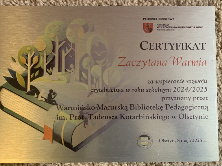 po prawej stronie widoczny jest napis CERTYFIKAT Zaczytana Warmia za wsparcie rozwoju czytelnictwa w roku szkolnym 2024/2025 przyznany przez Warmińsko-Mazurską Bibliotekę Pedagogiczną im. Prof. Tadeusza Kotarbińskiego w Olsztynie. Po lewej stronie widoczny jest rysunek leżącej książki, a z niej wyrastające drzewa