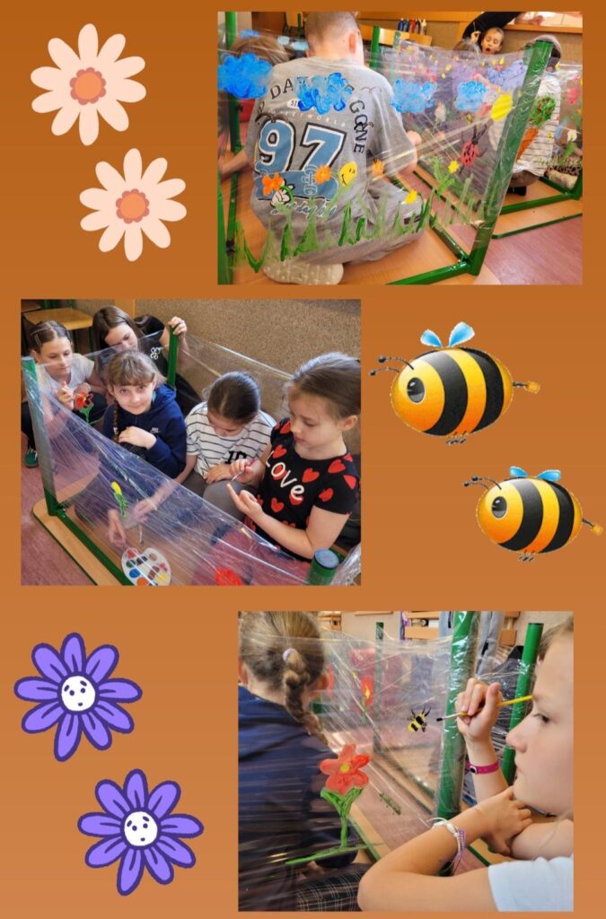 Plakat przedstawia kolejną porcję zdjęć z barwnych warsztatów plastycznych, podczas których dzieci tworzą obrazy na rozciągniętej folii. Tło stanowi ciepły, pomarańczowy kolor, a kompozycję uzupełniają wesołe grafiki: pszczółki oraz rysunkowe kwiatki w różnych kolorach. Na górnym zdjęciu grupa dzieci (w tym chłopiec w szarej koszulce z numerem 97) siedzi tyłem i maluje wspólnie na foliowej ściance. Ich dzieło wypełniają chmurki, słońce, trawa i owady — widać radość tworzenia i pełne zaangażowanie. Na środkowym zdjęciu pięć dziewczynek siedzi w rzędzie, każda skupiona na własnym elemencie obrazka. Mają przed sobą paletę z farbami i przezroczystą powierzchnię do malowania, którą wspólnie ozdabiają. Dolne zdjęcie ukazuje z bliska moment pracy nad szczegółami — dziewczynka z prawej strony maluje kwiat i pszczółkę, natomiast jej koleżanka siedzi po drugiej stronie folii, kontynuując wspólną kompozycję. Całość emanuje ciepłem, dziecięcą radością i kreatywną atmosferą. Plakat doskonale oddaje ideę wspólnego tworzenia oraz nauki poprzez zabawę i sztukę.