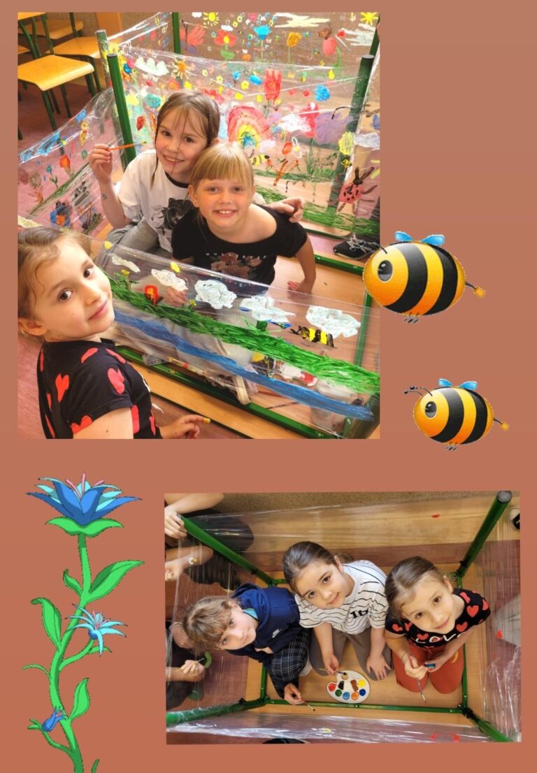 Na plakacie widzimy ujęcia z radosnych, twórczych zajęć plastycznych, które odbyły się w szkole. Dzieci z zaangażowaniem malują na rozciągniętej folii spożywczej, zamocowanej na zielonej konstrukcji. Powstałe obrazy przedstawiają kolorowe kwiaty, tęcze, chmurki, pszczoły i inne wesołe motywy przyrodnicze. Górne zdjęcie pokazuje grupę czterech dziewczynek, które z uśmiechem prezentują swoje dzieła. W tle widać barwną łąkę pełną kwiatów i owadów – prace są bardzo szczegółowe i pełne wyobraźni. Dolne zdjęcie to widok z góry na trójkę dzieci (dwie dziewczynki i chłopca), które pracują wewnątrz foliowej konstrukcji – trzymają pędzle i paletę z farbami, zerkając z zaciekawieniem w stronę aparatu. Całość plakatu ozdobiono grafikami pszczółek oraz niebieskiego kwiatka, co podkreśla wiosenny, radosny i przyrodniczy charakter zajęć. Zdjęcia oddają atmosferę współpracy, kreatywności i dziecięcej radości z tworzenia.