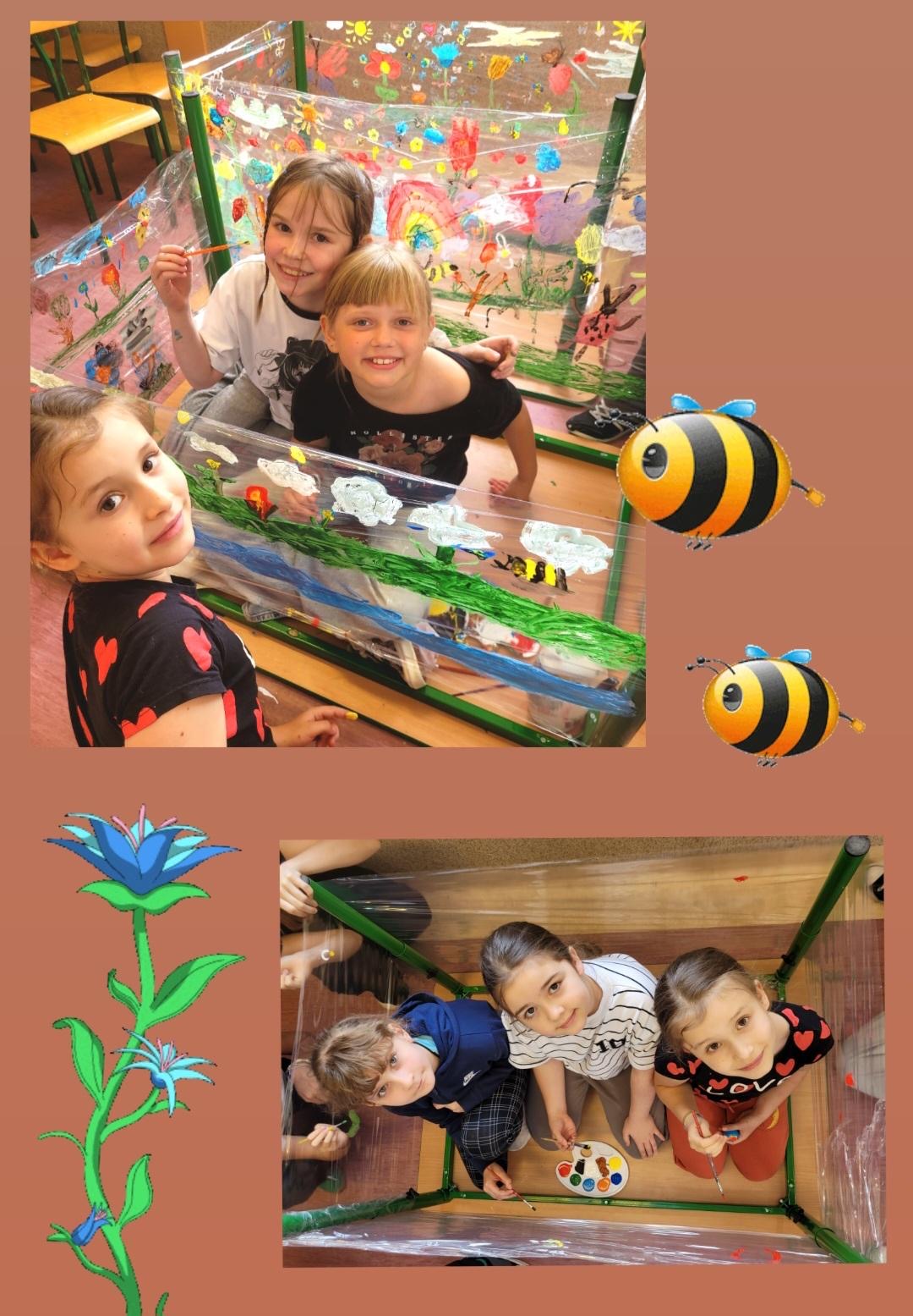 Na plakacie widzimy ujęcia z radosnych, twórczych zajęć plastycznych, które odbyły się w szkole. Dzieci z zaangażowaniem malują na rozciągniętej folii spożywczej, zamocowanej na zielonej konstrukcji. Powstałe obrazy przedstawiają kolorowe kwiaty, tęcze, chmurki, pszczoły i inne wesołe motywy przyrodnicze. Górne zdjęcie pokazuje grupę czterech dziewczynek, które z uśmiechem prezentują swoje dzieła. W tle widać barwną łąkę pełną kwiatów i owadów – prace są bardzo szczegółowe i pełne wyobraźni. Dolne zdjęcie to widok z góry na trójkę dzieci (dwie dziewczynki i chłopca), które pracują wewnątrz foliowej konstrukcji – trzymają pędzle i paletę z farbami, zerkając z zaciekawieniem w stronę aparatu. Całość plakatu ozdobiono grafikami pszczółek oraz niebieskiego kwiatka, co podkreśla wiosenny, radosny i przyrodniczy charakter zajęć. Zdjęcia oddają atmosferę współpracy, kreatywności i dziecięcej radości z tworzenia.