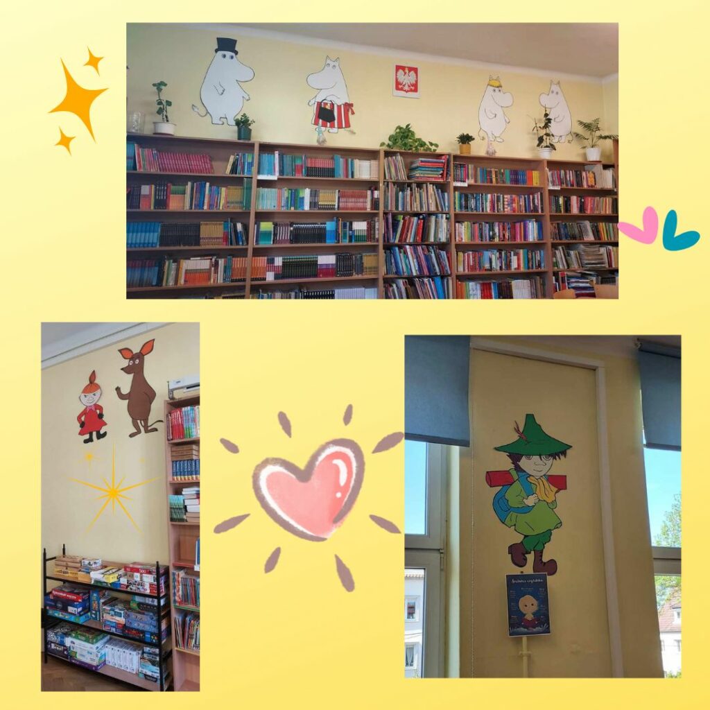 zdjęcie to kolaż trzech zdjęć kropka Na pierwszym zdjęciu widnieją regały z książkami nad nimi znajdują się grafiki z muminkami oraz godło na regałach są ustawione kwiaty. Drugie zdjęcie przedstawia postaci z Muminków kropka pod nimi stoją regały z grami oraz obok regały z książkami. Trzecie zdjęcie przedstawia grafikę Włóczykija. Pod nim grafika anatomii czytelnika. Na całym kolażu znajdują się grafiki z serduszkami gwiazdkami.