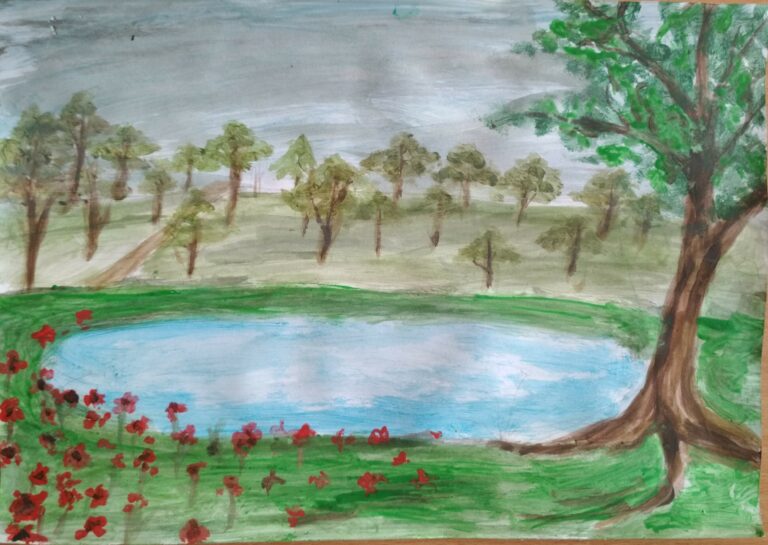 Zdjęcie przedstawia krajobraz. Na planie pierwszym po prawej stronie znajduje się duże drzewo, za nim jezioro, po lewej stronie znajduje się łąka z kwiatami. Na drugim planie znajdują się mniejsze drzewa.