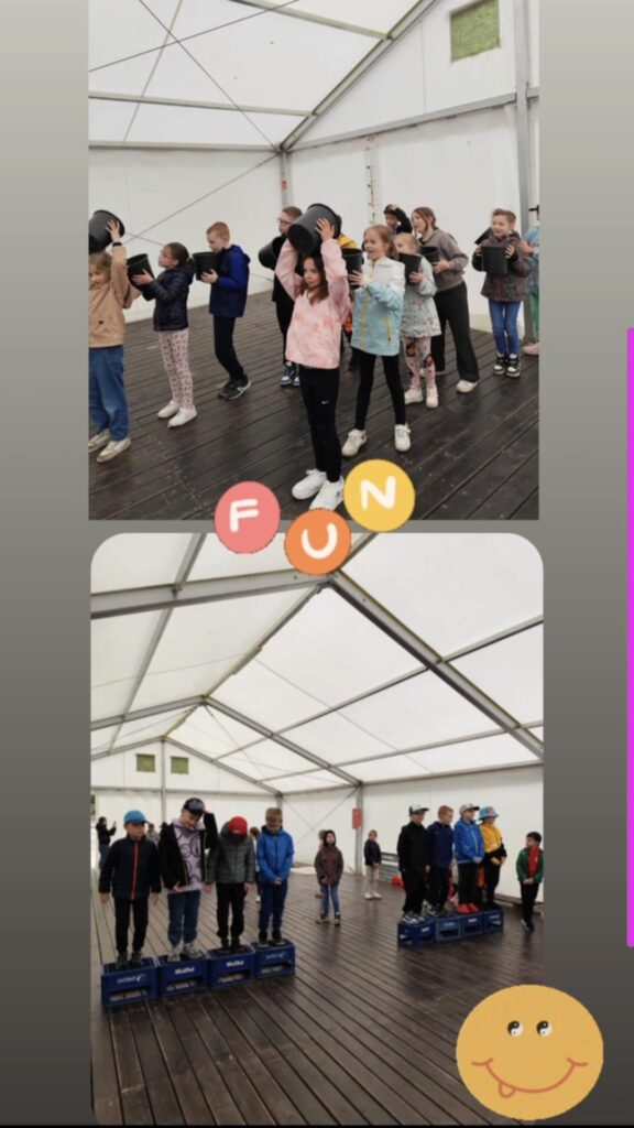 Zdjęcie jest kolażem dwóch zdjęć. Na obu zdjęciach znajdują się dzieci w hali. pod dużym namiotem. Odbywają się tam zabawy integracyjne.