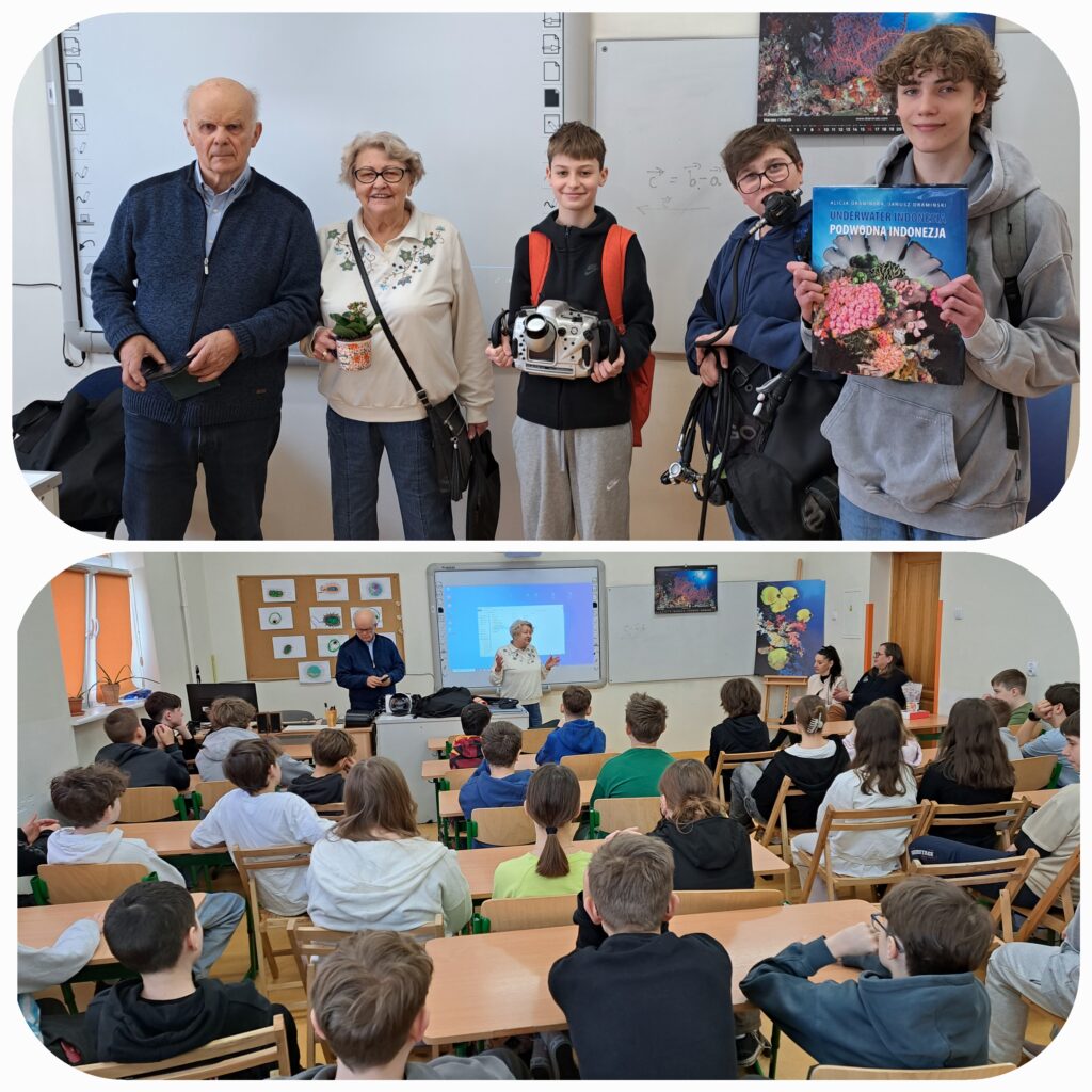 Na zdjęciu widać spotkanie edukacyjne w klasie szkolnej. W górnej części zdjęcia stoi pięć osób: dwóch starszych prowadzących oraz trzech uczniów, którzy trzymają sprzęt fotograficzny i książkę o podwodnej Indonezji. Starsza kobieta trzyma małą roślinkę, chłopcy mają przy sobie sprzęt do nurkowania i fotografii podwodnej. W dolnej części zdjęcia widać klasę pełną uczniów uważnie słuchających prezentacji. Starsza kobieta przemawia do dzieci, a obok niej stoi starszy mężczyzna gotowy do prezentacji swoich materiałów. W tle widoczna jest tablica multimedialna oraz plansze edukacyjne, atmosfera spotkania jest interesująca i inspirująca.