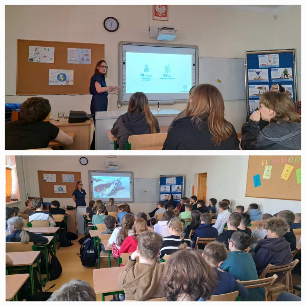 Na zdjęciu widzimy prezentację edukacyjną prowadzoną w klasie szkolnej. W górnej części zdjęcia kobieta stoi przy tablicy multimedialnej i omawia slajd z liczbami i grafikami dotyczącymi odpadów plastikowych. Uczniowie siedzą w ławkach, słuchają uważnie i patrzą na prezentację. W dolnej części zdjęcia kobieta pokazuje kolejne slajdy, tym razem ze zdjęciem dużej ryby zaplątanej w odpady, co wyraźnie przyciąga uwagę uczniów. Dzieci są skupione, a niektórzy aktywnie śledzą to, co mówi prowadząca. Na ścianach wiszą kolorowe plakaty.